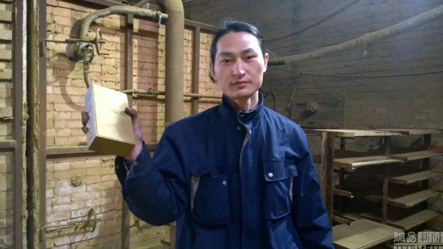   Nghệ sỹ hút bụi trên không trung để đóng thành gạch